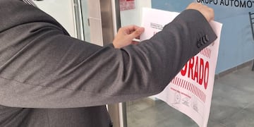 Una concesionaria en el centro de Córdoba fue clausurada y tendría conexiones con otra firma ya cerrada por el mismo motivo.