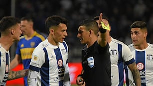 Qué sanción puede recibir el árbitro si se comprueba su trompada a Fassi. (Fotobaires)
