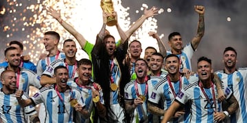 Lionel Messi, al momento de elevar la copa en Qatar 2022. (AP)