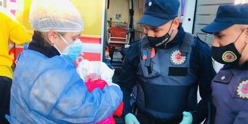 Los efectivos y la nena. (Policía)