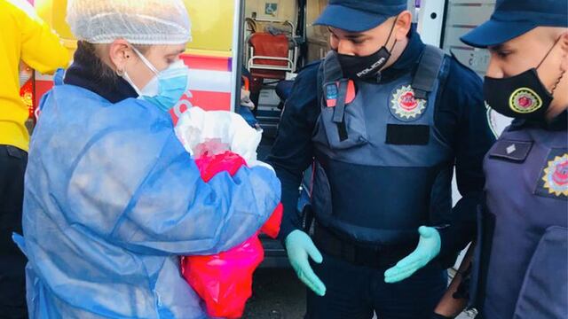 Los efectivos y la nena. (Policía)