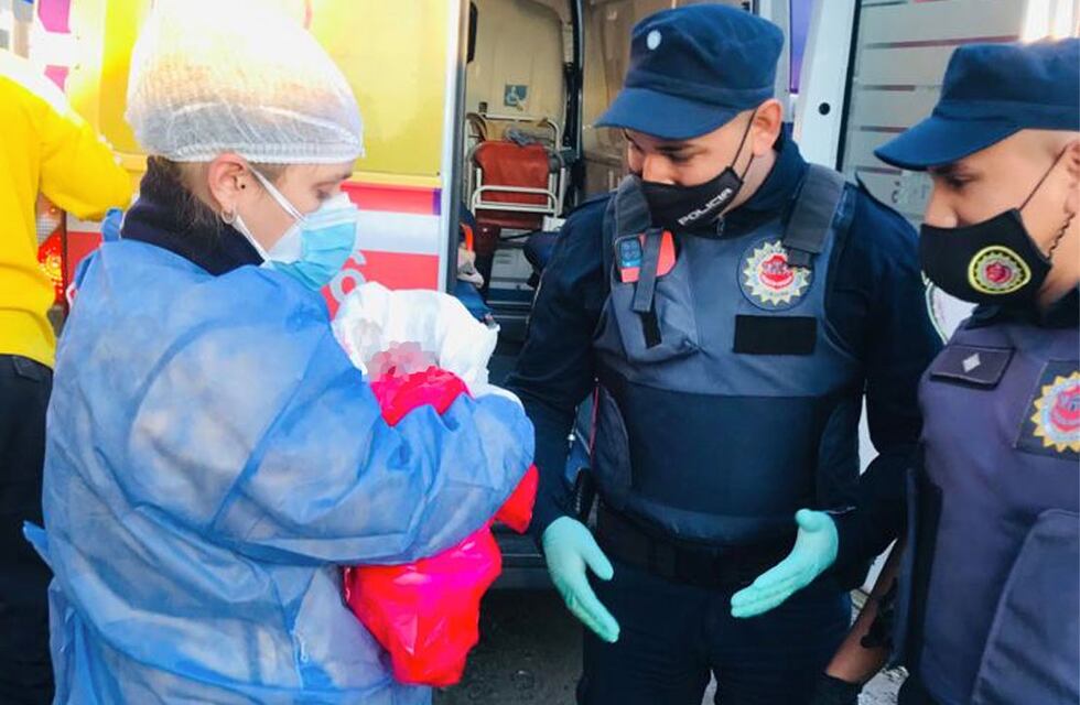 Policías parteros: oficiales cordobeses ayudaron a una joven a parir