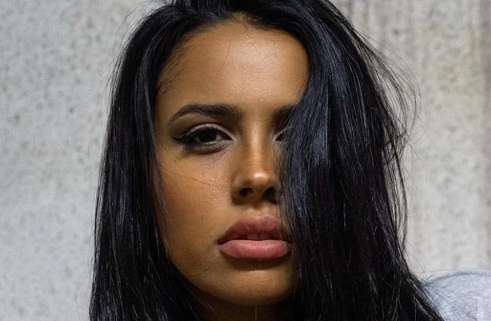 Desde Río, la novia de Momo, Araceli Torrado, lució una mini remera underboob y provocó una fuerte reacción del streamer