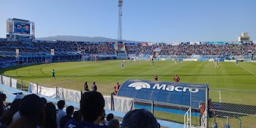 Con capacidad para 24.000 espectadores, el estadio "23 de Agosto" de Gimnasia y Esgrima de Jujuy espera a su hinchada este domingo para el partido contra el "sabalero" santafesino.