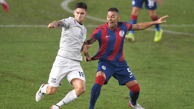 Rodrigo Villagra, jugador de Talleres, disputa el balón con Yeison Gordillo, de San Lorenzo. (Télam)