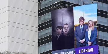 "Kirchnerismo o Libertad", la campaña de vía pública del candidato Javier Milei, en Buenos Aires.