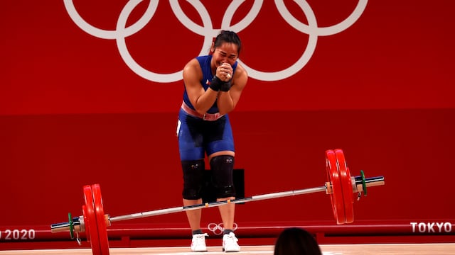 La emoción de Hidilyn Díaz al conseguir la primera medalla de oro de Filipinas en la historia de los Juegos Olímpicos.