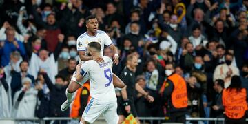 Benzema y Rodrygo festejan el gol.