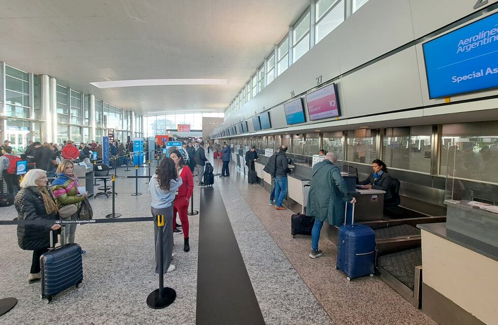 Aerolíneas Argentinas denunció a los gremios aeronáuticos por realizar un “paro encubierto”