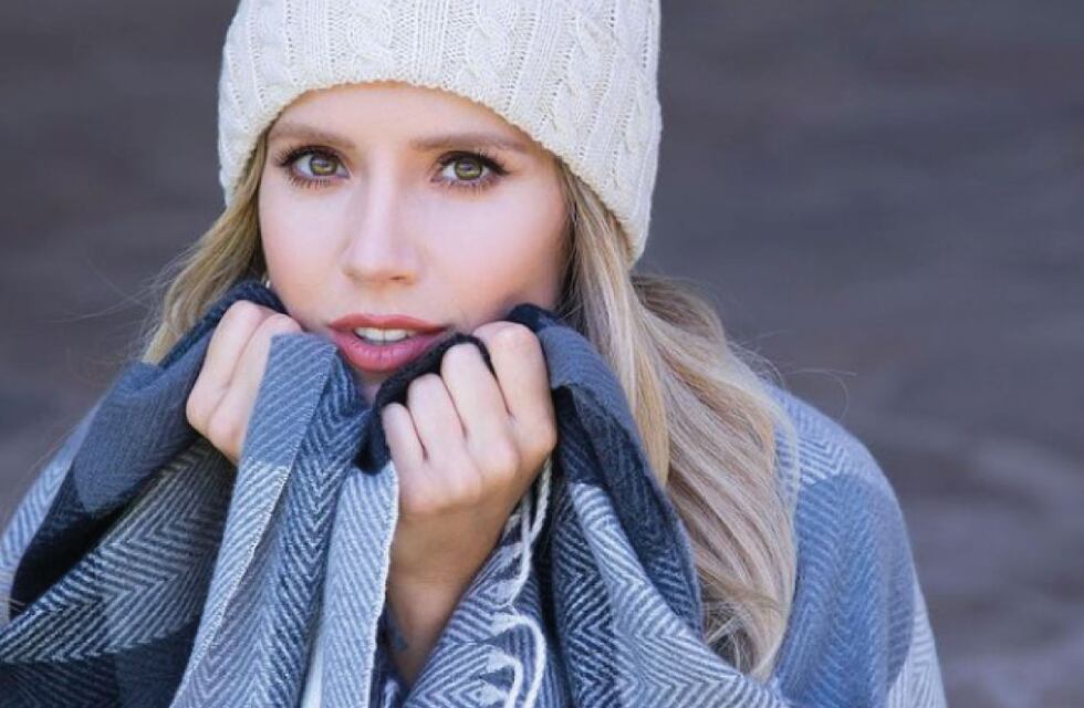 Laurita Fernández desafió al frio posando con un Jean y una musculosa