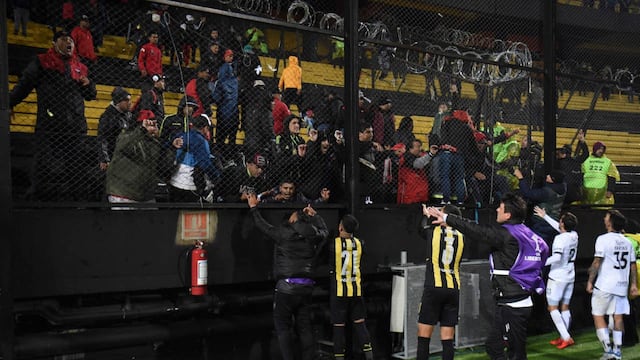 Los jugadores de ambos equipos intentaron frenar las agresiones, pero no tuvieron suerte.