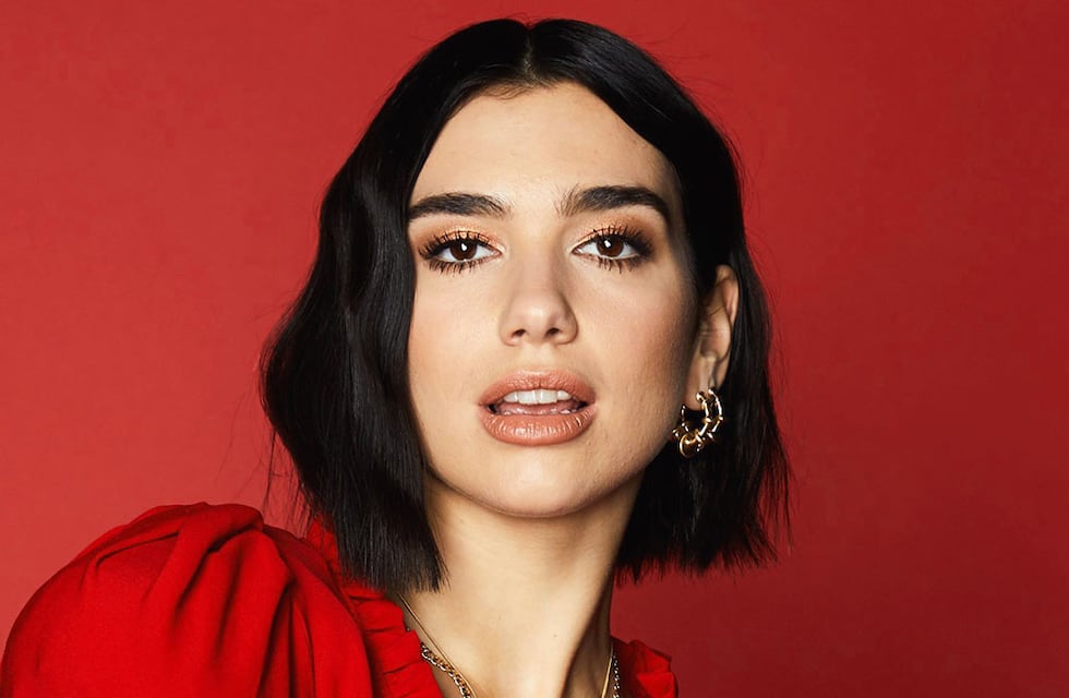 El extravagante look de Dua Lipa: con estilo antiguo y aberturas