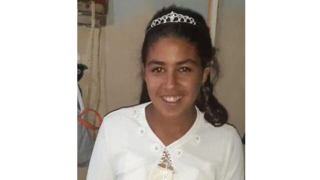 Al momento de salir de su hogar vestía una pollera de animal print y remera color negra con flores de colores rojas.