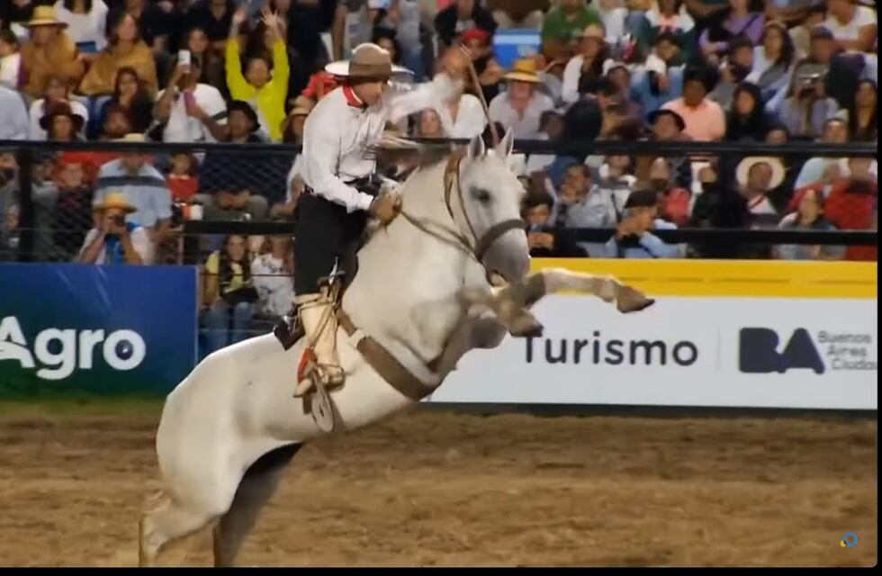 Pachi Maini, el jinete de Arroyito, fue el ganador de la noche en la doma de Jesús María