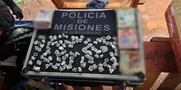 Buscaban objetos robados y se encontraron con cocaína escondida en el cielorraso de una casa en Eldorado