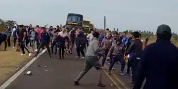 Enfrentamiento entre hinchas de Talleres y manifestantes en Santa Fe.