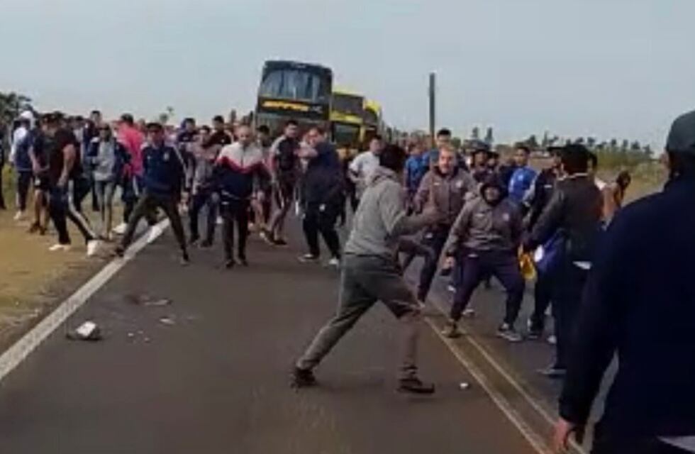 A los tiros: el impactante video del enfrentamiento de los hinchas de Talleres y piqueteros en Santa Fe