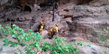 Bomberos rescataron a un hombre de 30 años que escaló una cantera y no pudo bajar.