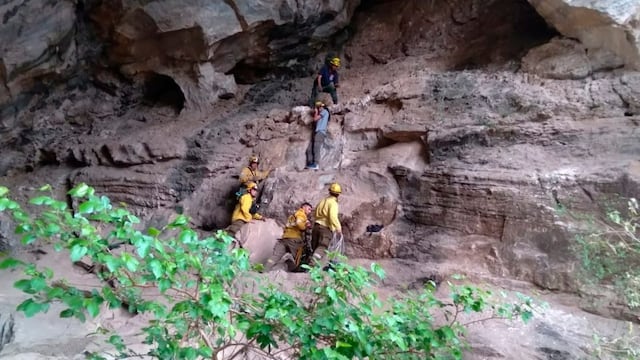 Bomberos rescataron a un hombre de 30 años que escaló una cantera y no pudo bajar.