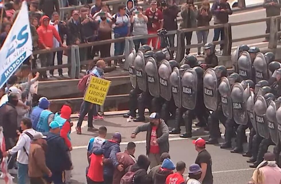 En plena Autopista 25 de Mayo hubo fuertes incidentes entre la policía y los piqueteros