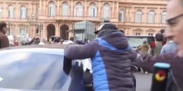 Los manifestantes golpearon la camioneta de Massa y el auto que lo escoltaba.