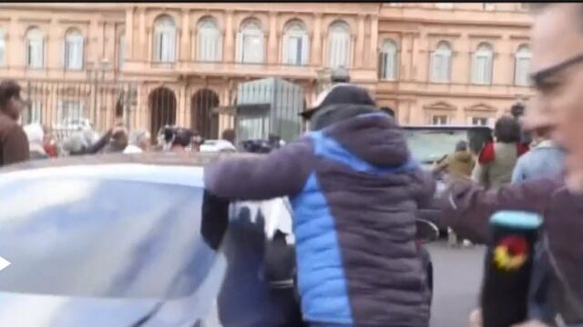 Los manifestantes golpearon la camioneta de Massa y el auto que lo escoltaba.