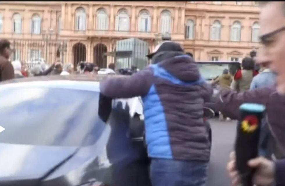 Manifestantes golpearon la camioneta de Massa: “Tengo la soga al cuello”, dijo uno de ellos