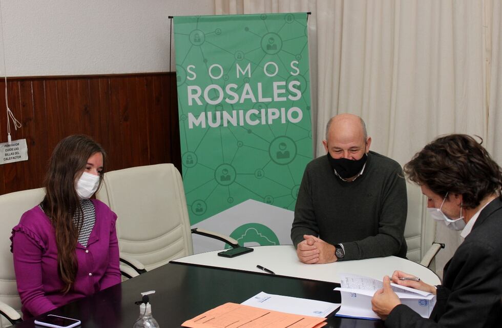 Bomberos de Pehuen Co recibieron la escritura de un terreno donado