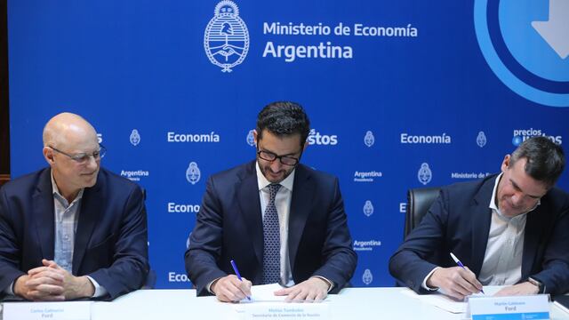 Matías Tombolini junto a las autoridades de Ford.