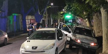 El vehículo que conducía Facundo Martínez quedó en la acequia luego de que intentara escapar y recibiera un tiro en el pecho por oarte de un policía federal. Nicomás Ríos/Los Andes