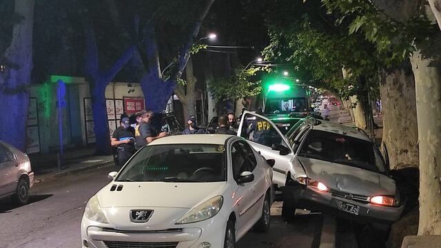 El vehículo que conducía Facundo Martínez quedó en la acequia luego de que intentara escapar y recibiera un tiro en el pecho por oarte de un policía federal. Nicomás Ríos/Los Andes