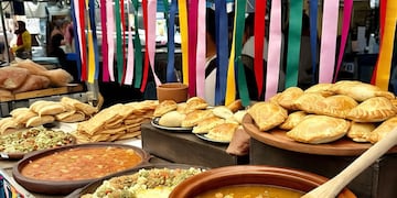 Empanadas, locro, pastelitos y tortas fritas en una fiesta gastronómica en Córdoba.