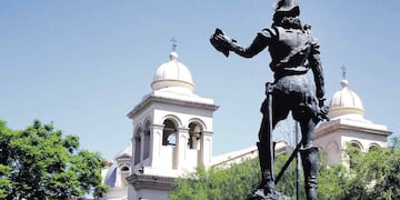 Plazoleta del Fundador, donde se aborda la historia de Jerónimo Luis de Cabrera y Luisa Martel de los Ríos.
