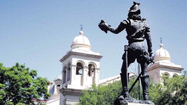 Plazoleta del Fundador, donde se aborda la historia de Jerónimo Luis de Cabrera y Luisa Martel de los Ríos.