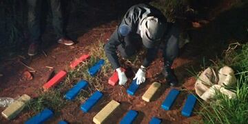 Fueron sorprendidos por la Policía y huyeron abundando dos bolsas con marihuana