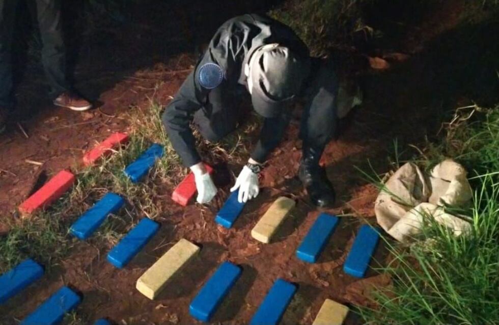 Fueron sorprendidos por la Policía y huyeron abundando dos bolsas con marihuana