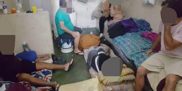 Los detenidos viven en hacinamiento en las comisarías.