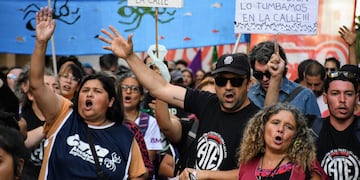 Trabajadores se movilizan en Rosario contra el DNU