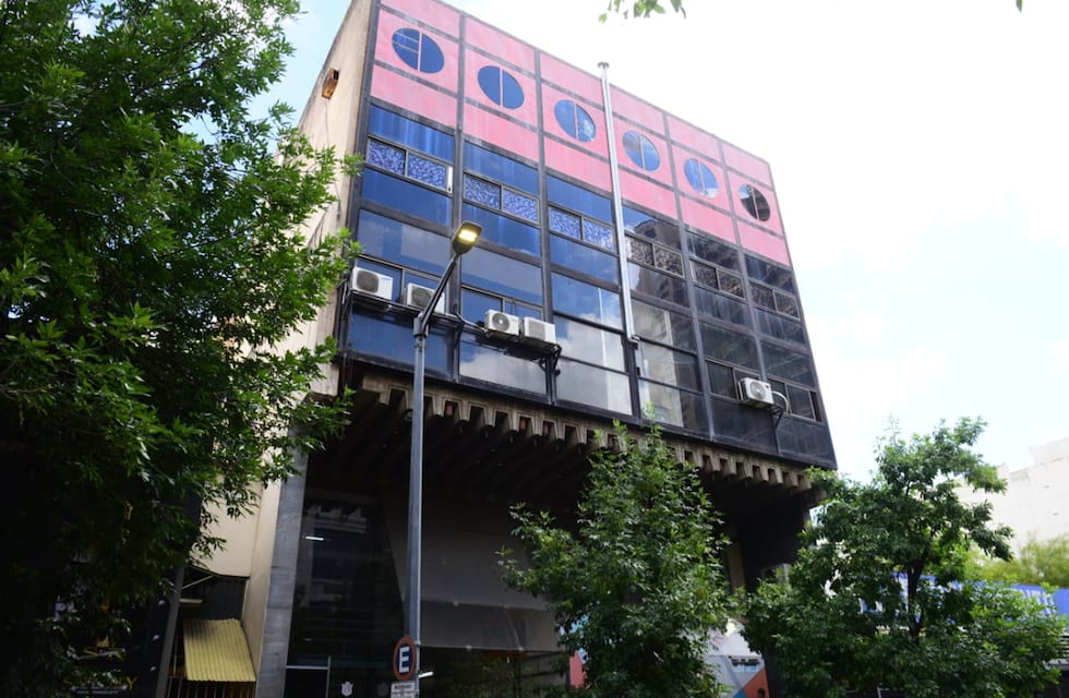 Susto en Córdoba: se incendió el edificio del Ministerio de Educación y evacuaron a más de 60 personas