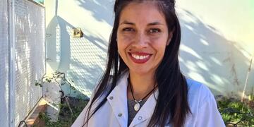 Tamara García es de Neuquén y tras muchos kilómetros recorridos, mudanzas y noches en carpa logró recibirse de enfermera.
