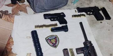 Las armas secuestradas estaban dentro de una mochila marca Cecchini en un patio de Hungría y Ayacucho.