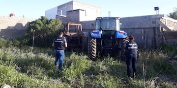 Contrató un avión para sobrevolar la zona y lorgró encontrar sus tractores, que habían sido robados de su campo.