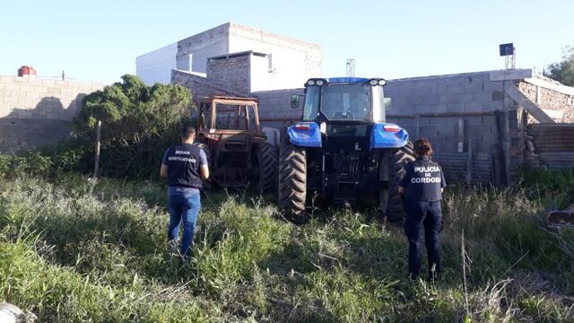 Contrató un avión para sobrevolar la zona y lorgró encontrar sus tractores, que habían sido robados de su campo.