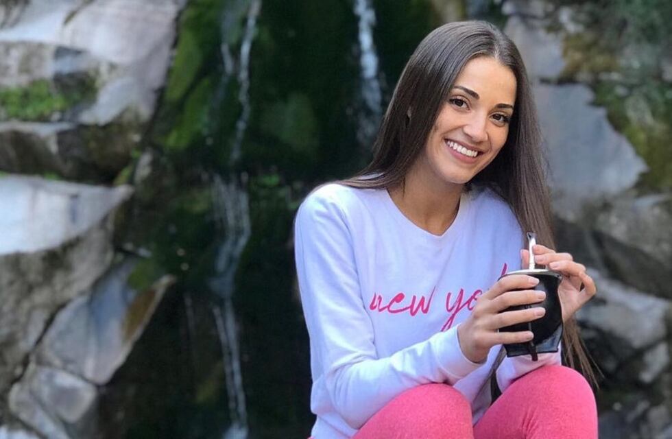 A pleno sol, Gina Casinelli lució una bikini en tonos azules y cautivó a los fans
