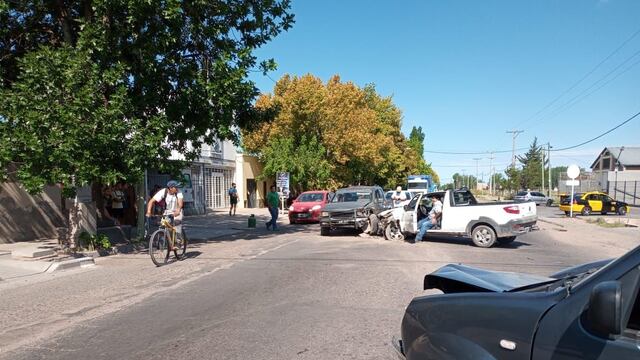 Fuerte choque entre camionetas en San Rafael.