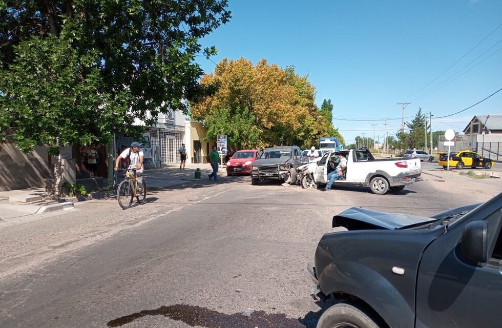 Impactante accidente: tres camionetas chocaron en una esquina del centro de San Rafael