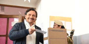Gustavo Sáenz emitió su voto en las PASO 2023.