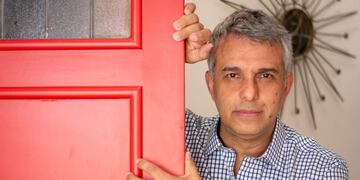 Ubicado en Palermo, con decoración retro y pisos de madera: así es por dentro el departamento de ensueño de Mario Massaccesi