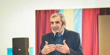 Disertó en Arroyito por el mes de las infancias el Dr. Enrique Orchanski