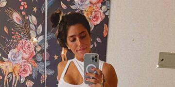 Así entró la joven a la casa.